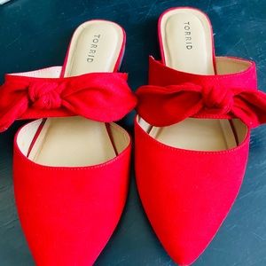 TORRID beautiful Red Microfiber Bow Mule Flats 12w